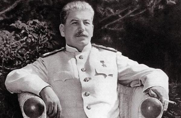 Иосиф Сталин - мужчина в пальто, второй руководитель СССР